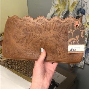 Leaders in Leather Sherdian Scallop Wristlet 11x6